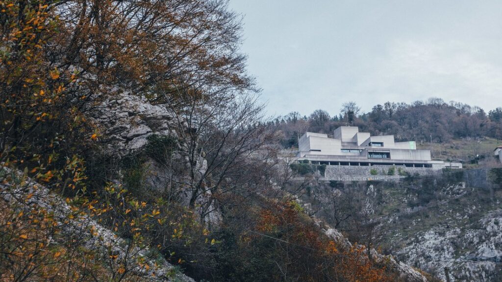 Edificio de Gandiaga entre el bosque del Parque Natural de Aizkorri-Aratz
