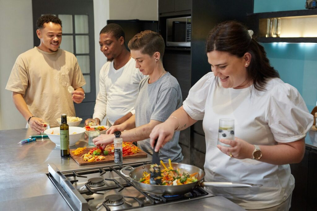 Grupo cocinando junto en una cocina durante la experiencia gastronómica